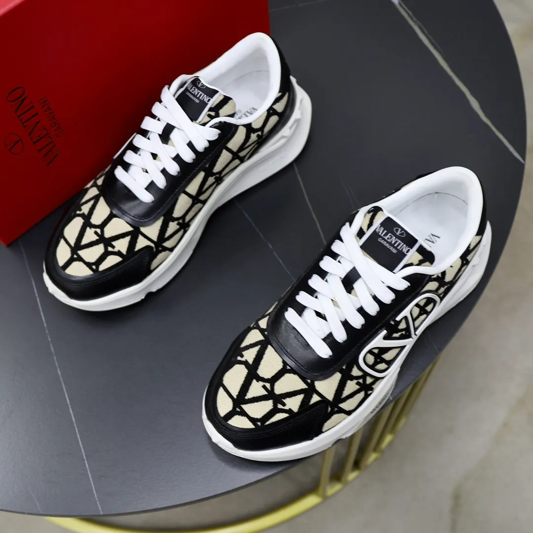 Ex-factory price: 460💰VALENTINO/Valentino 2025s men's latest low-top thick-soled sports shoes are shipped. Made with heavy industry, men's fine casual sports shoes, versatile style. Original leather, rubber lines embellished with geometric segmentation uppers, hand-sewn, novel and fashionable, rubber soles with rivet details on the front and back, VALENTINO GARAVANI LOGO printed on the side, and Valentino Garavani decorative inlay on the tongue. Logo, comfortable, breathable and durable on the feet! Comes with full original packaging! Code number: 38-39-40-41-42-43-44 (45 can be customized)